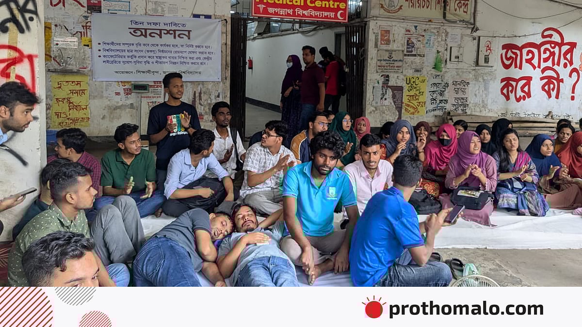 Yigit yostiqqa ornashib ketayotgan onlayn video Ayollar qamoqxonasining Xxx surati