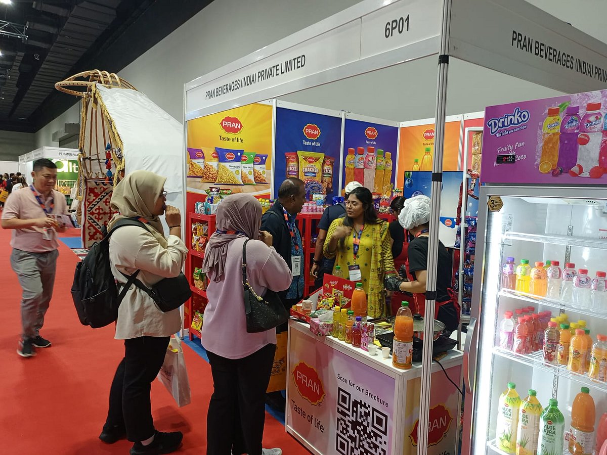 মালয়েশিয়ার রাজধানী কুয়ালালামপুরে চলছে বিশ্বের সর্ববৃহৎ হালাল পণ্যের মেলা। মেলায় অংশ নেওয়া বাংলাদেশি ব্র্যান্ড প্রাণের স্টলে আসা ক্রেতা ও দর্শনার্থীরা
