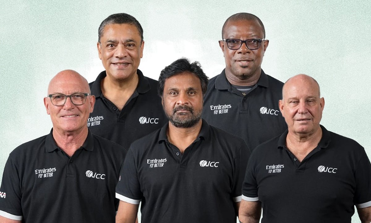 আইসিসি এলিট প্যানেলের ৫ ম্যাচ রেফারি—জেফ ক্রো, রঞ্জন মাদুগালে, জাভাগাল শ্রীনাথ, স্যার রিচি রিচার্ডসন ও অ্যান্ডি পাইক্রফট (বাঁ থেকে)