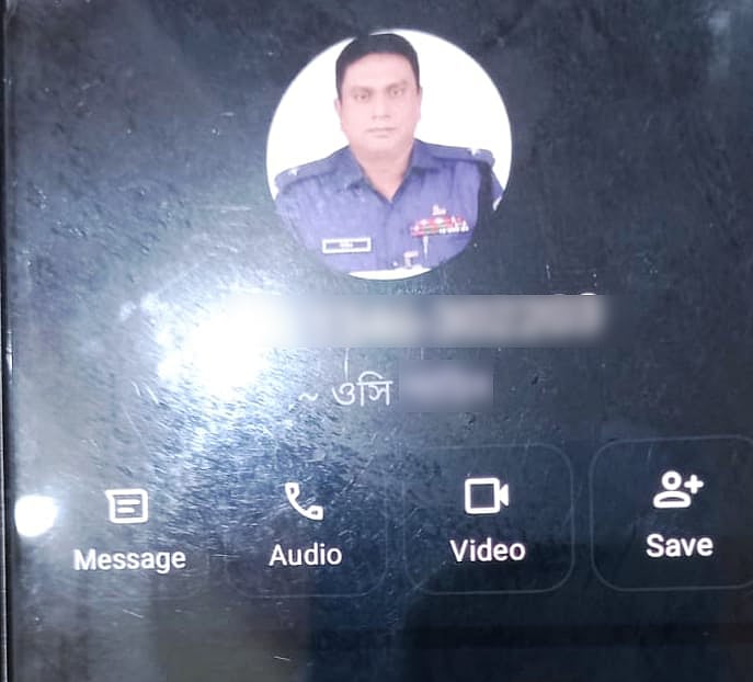 থানার ওসির পরিচয়ে চট্টগ্রাম বিশ্ববিদ্যালয়ের সহ–উপাচার্যের কাছে এই হোয়াটসঅ্যাপ নম্বর থেকে ফোন করেন প্রতারক। হোয়াটসঅ্যাপ আইডিতে পুলিশের ইউনিফর্ম পরা ব্যক্তির ছবিও রেখেছে প্রতারক