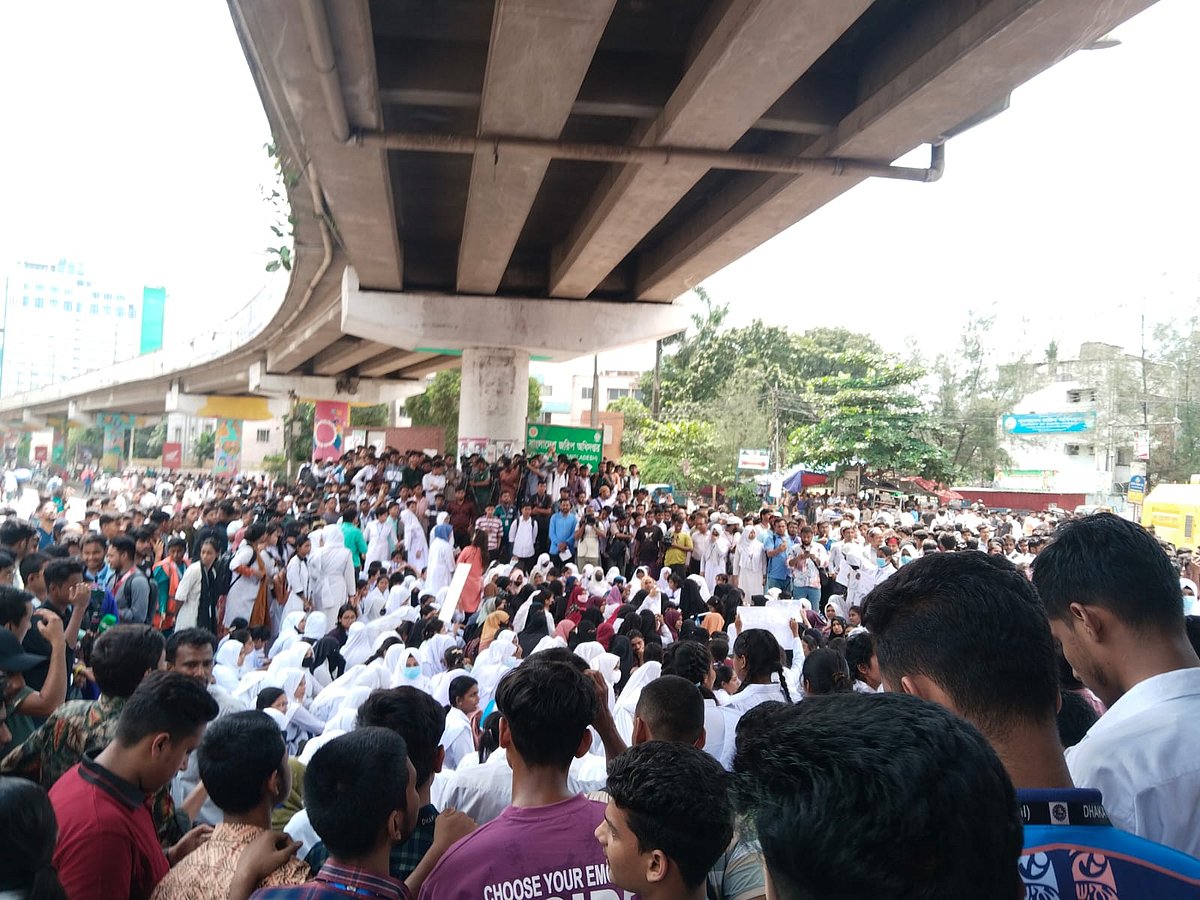 চার দফা দাবিতে আজ বুধবার বেলা সোয়া ১১টার দিকে আন্দোলনকারী শিক্ষার্থীরা সাতরাস্তা মোড় অবরোধ করেন