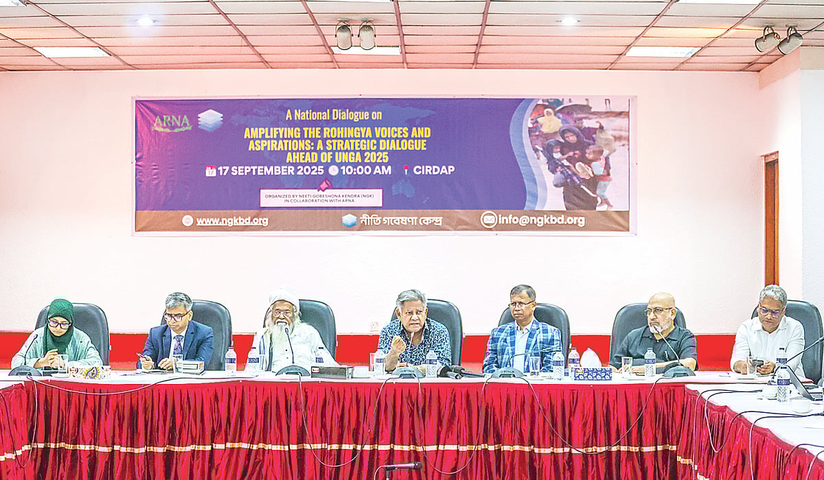‘অ্যাম্প্লিফাইং দ্য রোহিঙ্গা ভয়েসেস অ্যান্ড অ্যাসপাইরেশন: আ স্ট্র্যাটেজিক ডায়ালগ অ্যাহেড অব ইউএনজিএ’ শীর্ষক জাতীয় সংলাপে আলোচকেরা। গতকাল সিরডাপ মিলনায়তনে