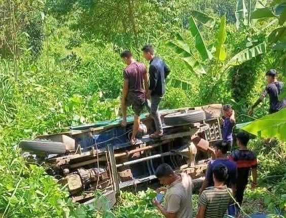 দুর্ঘটনাকবলিত চান্দের গাড়ি। আজ দুপুরে সাজেকের হাউসপাড়া এলাকায়