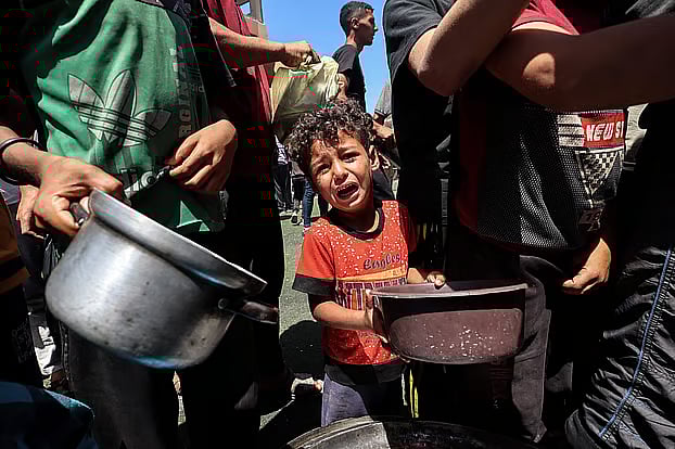 ত্রাণের অভাবে গাজাজুড়ে এখন হাহাকার। একটু খাবারের আশায় ত্রাণ বিতরণের স্থানগুলোয় ভিড় করছেন অসহায় ফিলিস্তিনিরা। এমনই এক বিতরণকেন্দ্রে খাবার সংগ্রহ করতে গিয়ে কান্নায় ভেঙে পড়ে এক শিশু। আজ মধ্য গাজার নুসেইরাত শরণার্থীশিবিরে