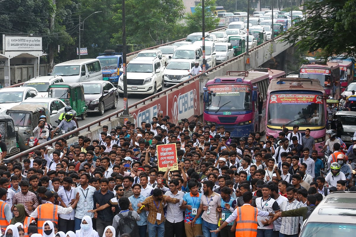 কারিগরির আন্দোলনকারী শিক্ষার্থীরা আজ বুধবার বেলা আড়াইটার দিকে সড়ক অবরোধ তুলে নেন। তাঁরা সাতরাস্তার প্রধান সড়কে একটি বিক্ষোভ মিছিল করে চলে যান