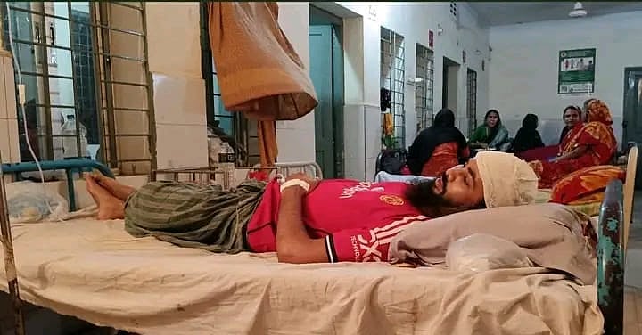 শেরপুরের নালিতাবাড়ীতে আসামিকে ধরতে গিয়ে তাঁর স্বজনদের হামলায় আহত হয়ে হাসপাতালে চিকিৎসাধীন পুলিশের এএসআই ওমর ফারুক। গতকাল মঙ্গলবার রাতে উপজেলা স্বাস্থ্য কমপ্লেক্সে
