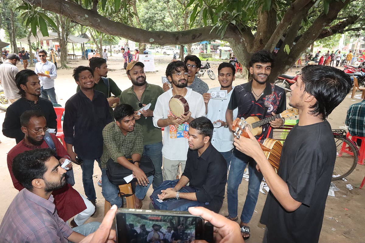 শিক্ষার্থীদের আকৃষ্ট করতে গান গেয়ে প্রচারণা চালাচ্ছেন এক প্রার্থী। বৃহস্পতিবার দুপুরে বিশ্ববিদ্যালয়ের পরিবহন মার্কেটের আমতলায়