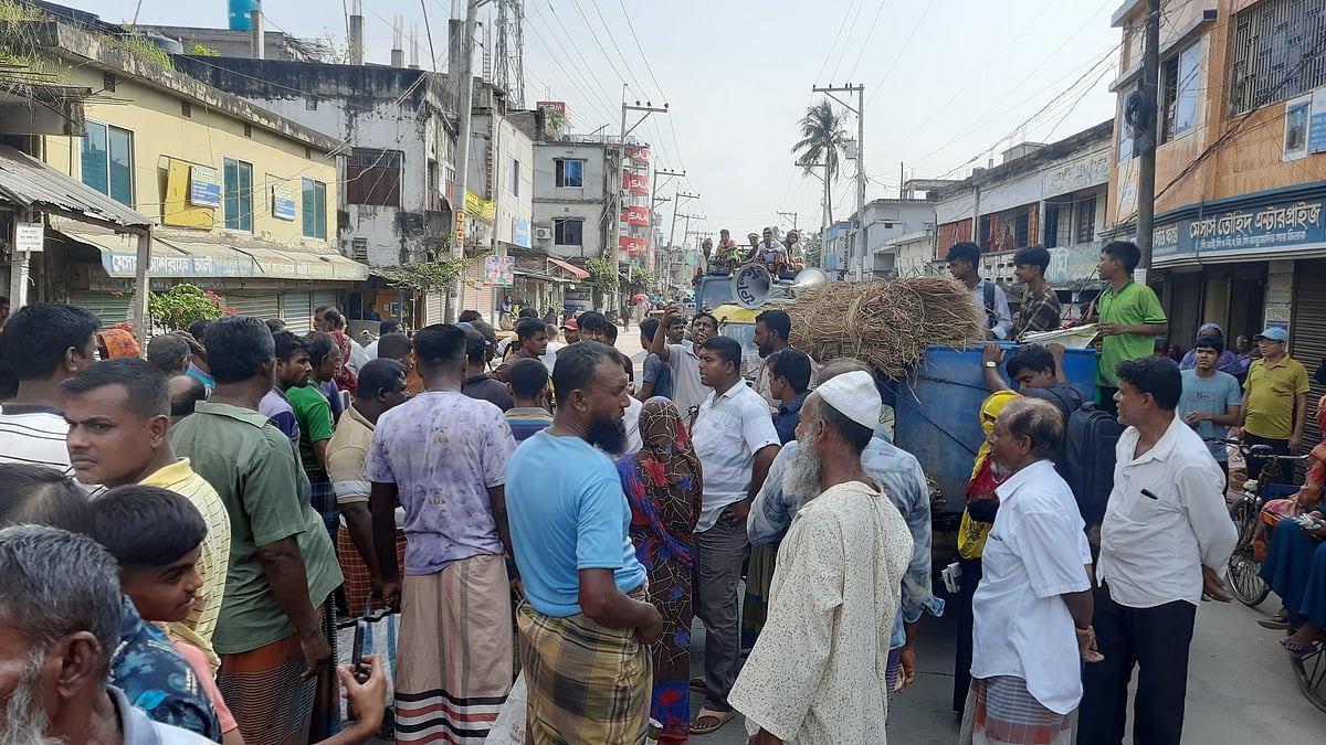 যশোরের কেশবপুরে টিসিবির পণ্য না পাওয়ায় ভুক্তভোগীদের বিক্ষোভ। আজ দুপুরে উপজেলার পুরাতন বাসস্ট্যান্ড এলাকায়
