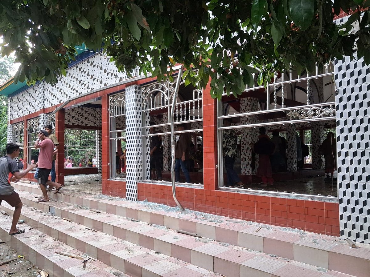 ফেসবুকে মহানবী (সা.)-কে নিয়ে কটূক্তিমূলক পোস্ট করাকে কেন্দ্র করে চারটি মাজারে হামলার ঘটনা ঘটে।গত বৃহস্পতিবার কুমিল্লার হোমনা উপজেলার আসাদপুর গ্রামে