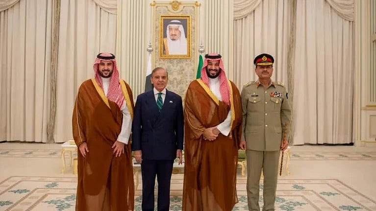 Gozal ona porno rasmlar Porno bekasi sikilgan qul birovning spermasini yalaydi