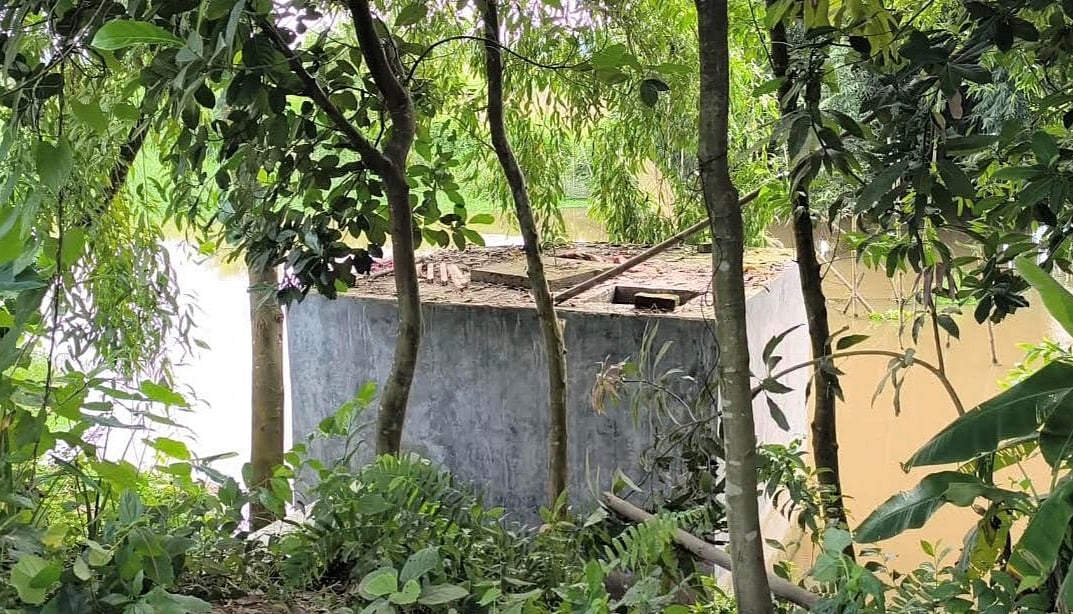 কুমিল্লার দেবীদ্বার উপজেলার রসুলপুর গ্রামের এই সেপটিক ট্যাংক থেকে উদ্ধার করা হয় করিম ভূঁইয়ার গলিত লাশ। আজ বৃহস্পতিবার সকালে তোলা