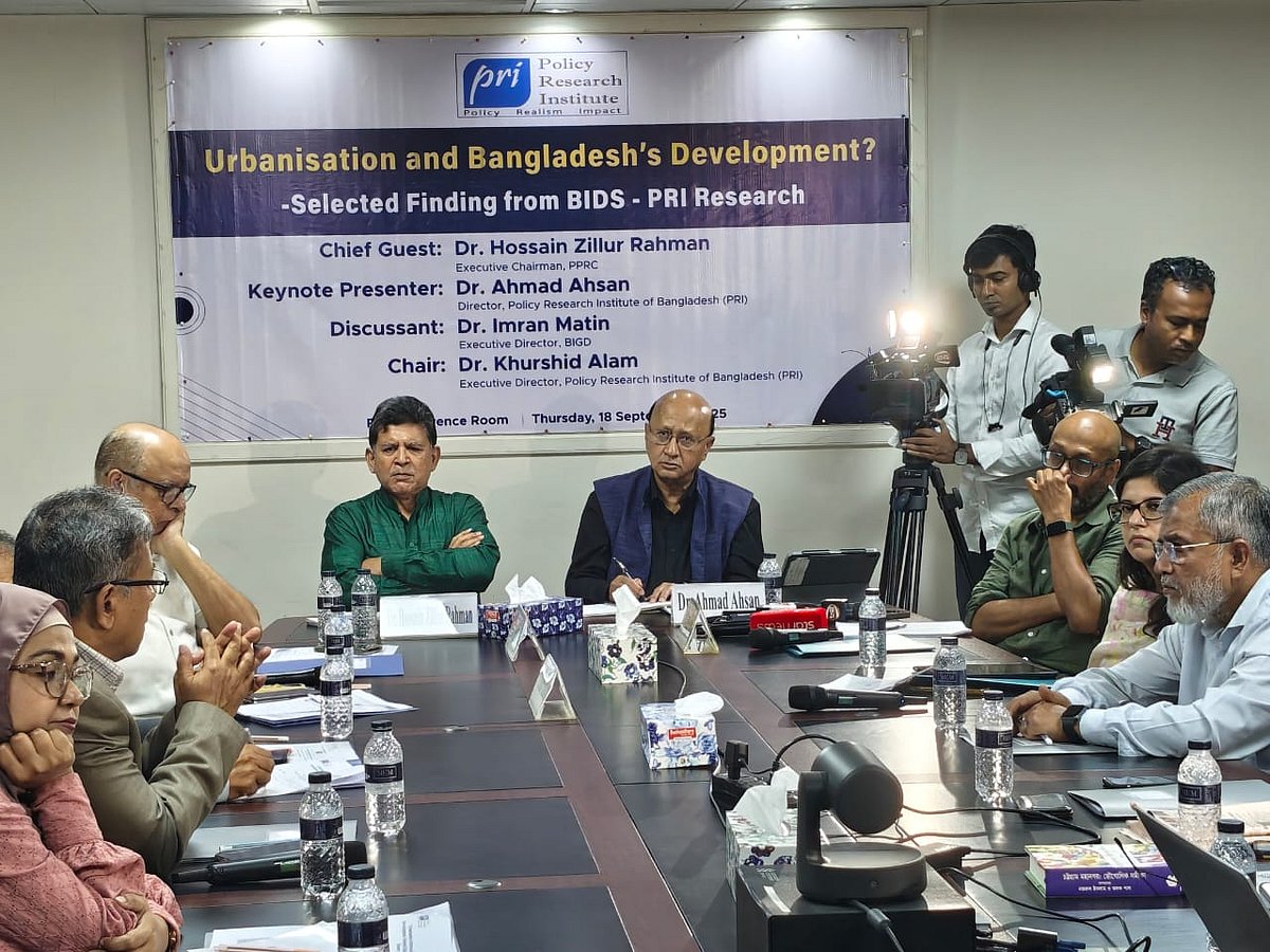 আজ পিআরআই কার্যালয়ে নগরায়ন নিয়ে আয়োজিত সেমিনারে উপস্থিত অতিথিদের একাংশ