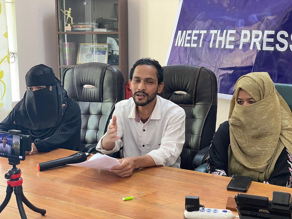 চাকসু ভবনে সাংবাদিক সম্মেলনে বক্তব্য তুলে ধরেন ফারসি ভাষা ও সাহিত্য বিভাগের নিয়োগের পরীক্ষায় অংশ নেওয়া তিন প্রার্থী। আজ দুপুরে তোলা