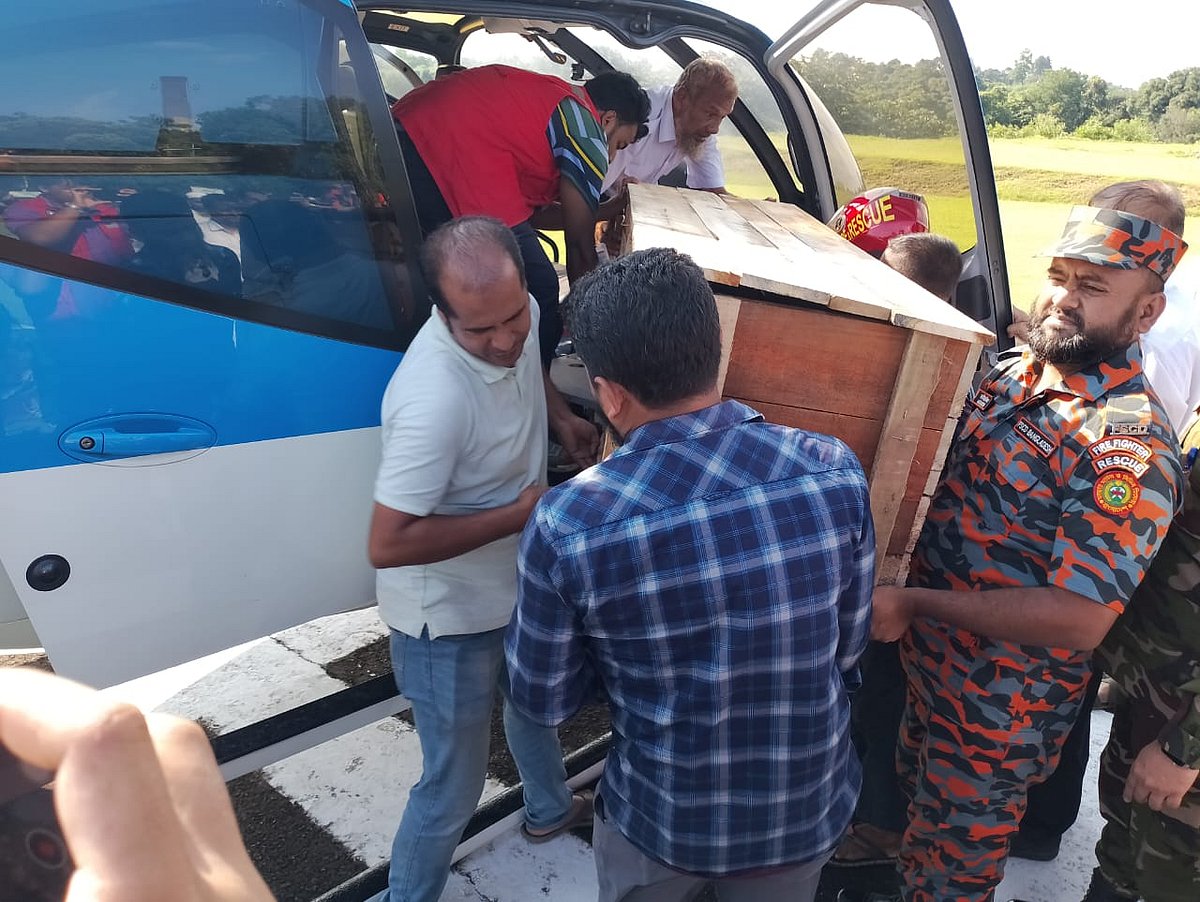 সাজেকে সড়ক দুর্ঘটনায় নিহত খুলনা বিশ্ববিদ্যালয়ের শিক্ষার্থী রুবিনা আফসানার মরদেহ হেলিকপ্টারে করে তাঁর গ্রামে বাড়িতে পাঠানো হয়। আজ বিকেলে খাগড়াছড়ি সেনানিবাসে