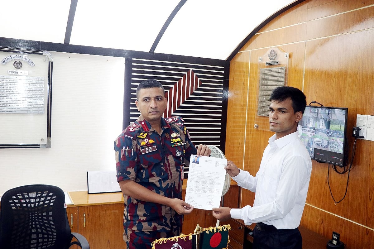 আরফান হোসেনের হাতে নিয়োগপত্র হস্তান্তর করছেন ১৫ বিজিবি ব্যাটালিয়নের অধিনায়ক লেফটেন্যান্ট কর্নেল মেহেদী ইমাম। আজ বৃহস্পতিবার লালমনিরহাটে ১৫ বিজিবি ব্যাটালিয়নের সদর দপ্তরে