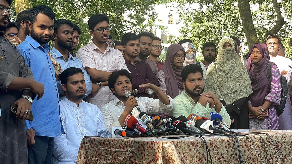 সংবাদ সম্মেলনে প্যানেল ঘোষণা করেন ছাত্রশিবিরের নেতারা। আজ বেলা তিনটায়