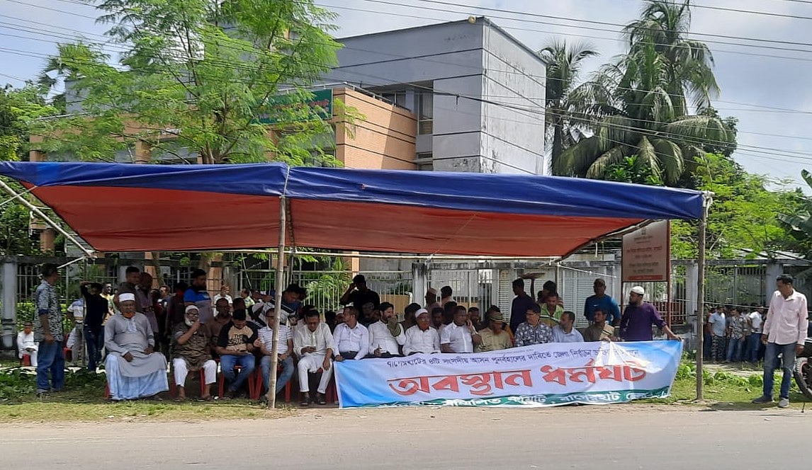 তৃতীয় দিনের মতো বাগেরহাটে নির্বাচন কার্যালয়ের সামনে তাঁবু টানিয়ে অবস্থান। বৃহস্পতিবার সকালে