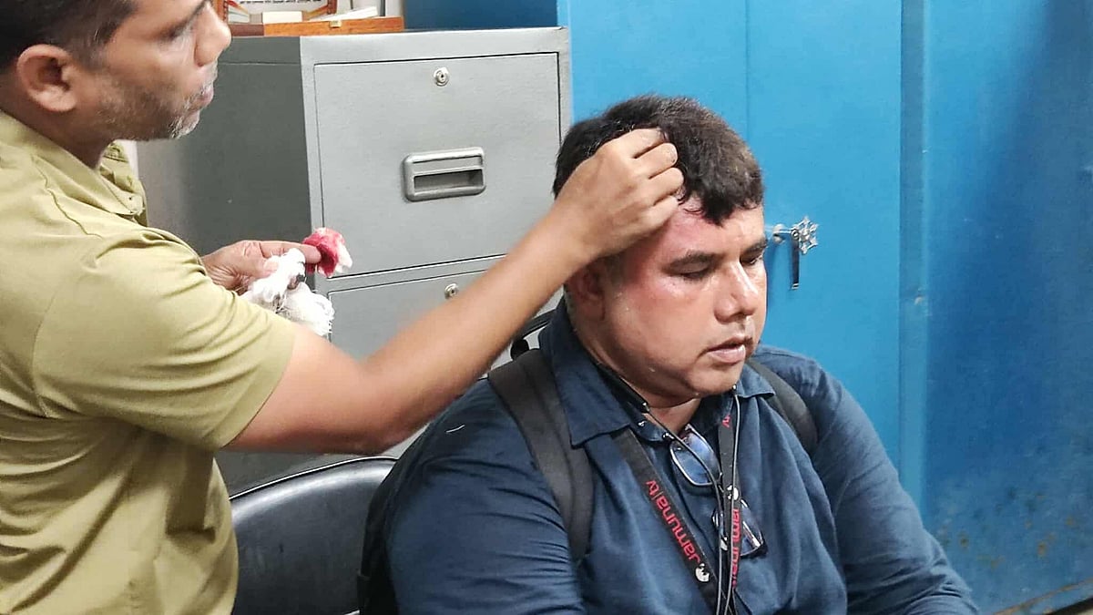 নরসিংদীতে বিএনপির সংঘর্ষের খবর প্রকাশের জেরে হামলার শিকার সাংবাদিক আইয়ুব খান সরকার