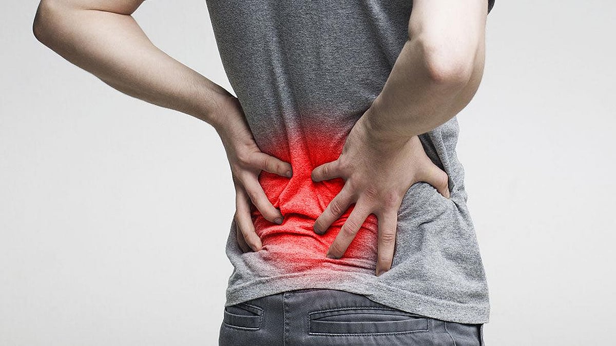 নিতম্বে গভীর ব্যথা, যা বসলে বা হাঁটলে বেড়ে যাওয়া পাইরিফরমিস সিনড্রোমের প্রধান উপসর্গ