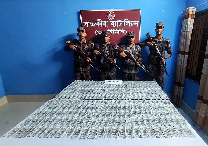 সাতক্ষীরার কলারোয়া সীমান্ত থেকে ৩০ হাজার মার্কিন ডলার উদ্ধার করেছে বিজিবি