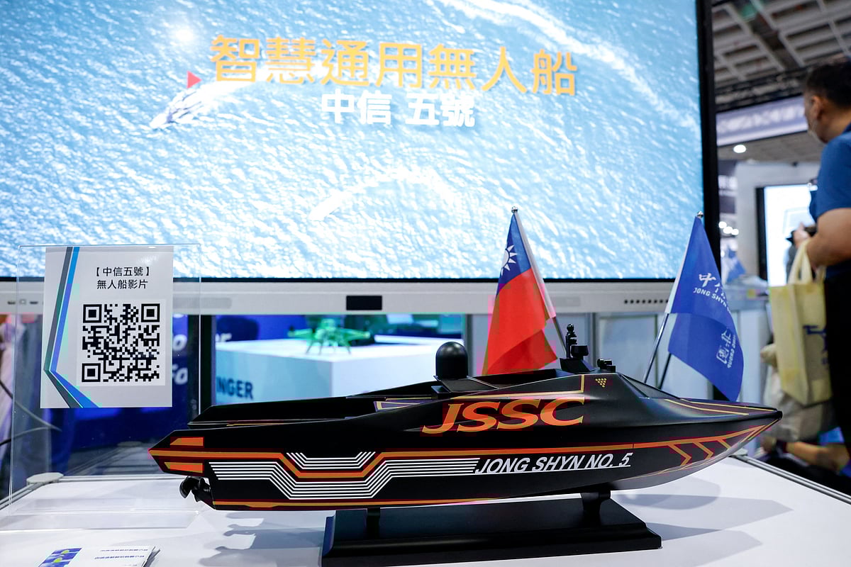 তাইপে অ্যারোস্পেস অ্যান্ড ডিফেন্স টেকনোলজি প্রদর্শনীতে জং শিন নম্বর ৫ নামের একটি মানুষবিহীন জাহাজের মডেল প্রদর্শনীতে রাখা হয়েছে। তাইপে, তাইওয়ান, ১৮ সেপ্টেম্বর ২০২৫