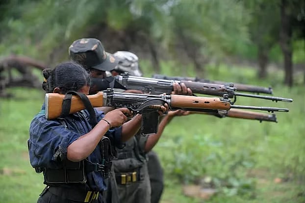 প্রশিক্ষণ নিচ্ছেন মাওবাদী যোদ্ধা