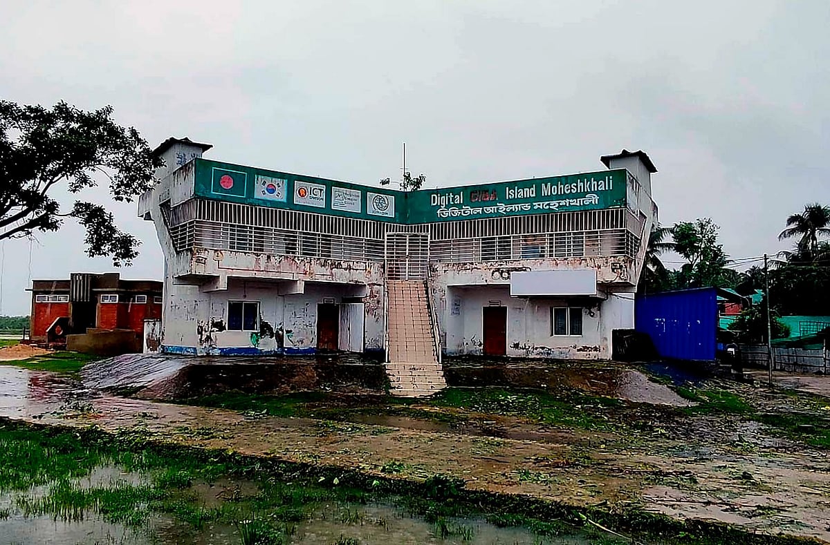 কক্সবাজারের মহেশখালীর পৌরসভার গোরকঘাটায় বন্ধ অবস্থায় পড়ে আছে ‘ডিজিটাল আইল্যান্ড’ প্রকল্পের আইসিটি ভবন। সম্প্রতি তোলা