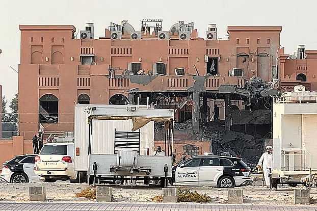 হামাস নেতাদের লক্ষ্য করে দোহায় আবাসিক ভবনে হামলা চালায় ইসরায়েল। হামলায় ক্ষতিগ্রস্ত একটি ভবন দেখা যাচ্ছে। কাতারের দোহায়, ৯ সেপ্টেম্বর ২০২৫