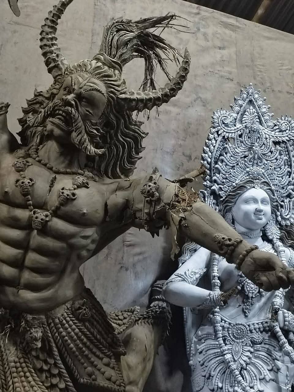 কাশিমপুর শ্মশান মন্দিরে আংশিক প্রস্তুত ছয়টি প্রতিমা ভাঙচুর করেছে দুর্বৃত্তরা।   গতকাল বুধবার