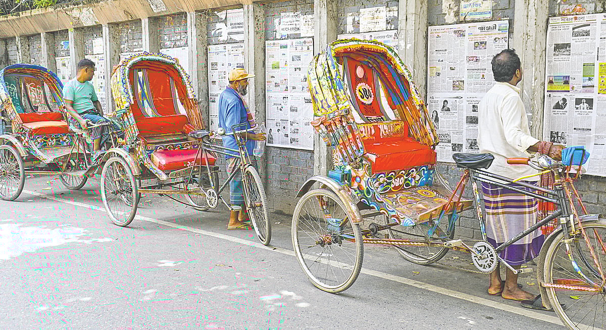 দেয়ালে সাঁটা হয়েছে দৈনিক পত্রিকা। পথচারী থেকে শুরু করে শ্রমজীবী মানুষেরা কাজের ফাঁকে খবরে চোখ বোলান। সম্প্রতি রাজধানীর প্রেসক্লাবসংলগ্ন এলাকায়