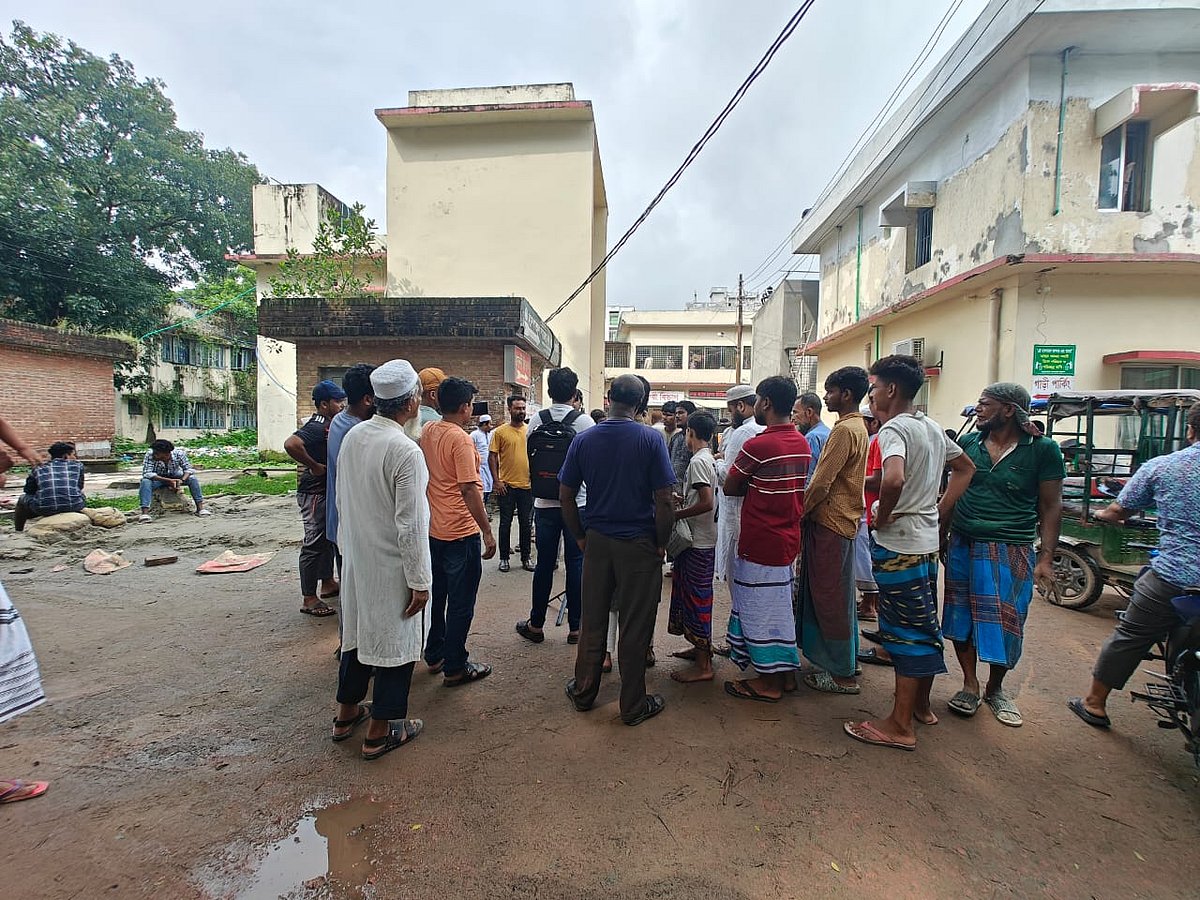 নরসিংদীতে আধিপত্য বিস্তারকে কেন্দ্র করে স্থানীয় বিএনপির দুই পক্ষের সংঘর্ষের পর নরসিংদী সদর হাসপাতালে ভিড় করেন হতাহত ব্যক্তিদের স্বজনেরা। আজ সকালে হাসপাতাল প্রাঙ্গণে