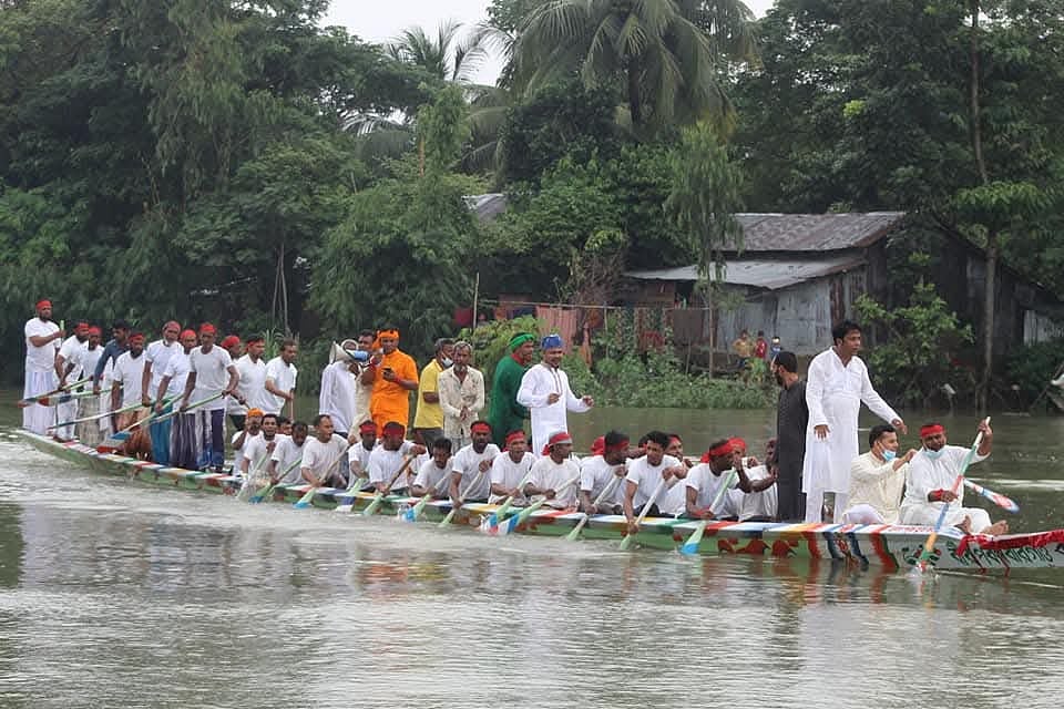 ‘বীর পবন’ নিয়েই বিভিন্ন নৌকাবাইচে হাজির হন এই তরুণ–যুবারা