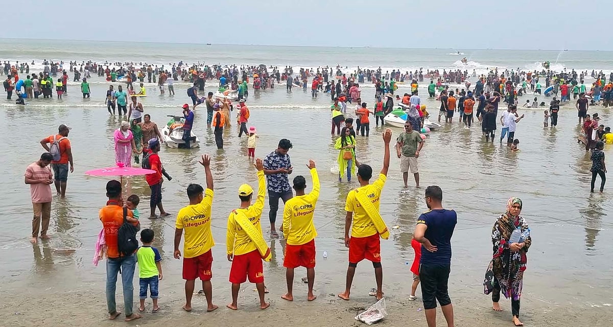 কক্সবাজার ভ্রমণে আসা পর্যটকদের ওপর সতর্ক দৃষ্টি রাখছেন লাইফ গার্ডের সদস্যরা। সম্প্রতি সৈকতের সুগন্ধা পয়েন্ট