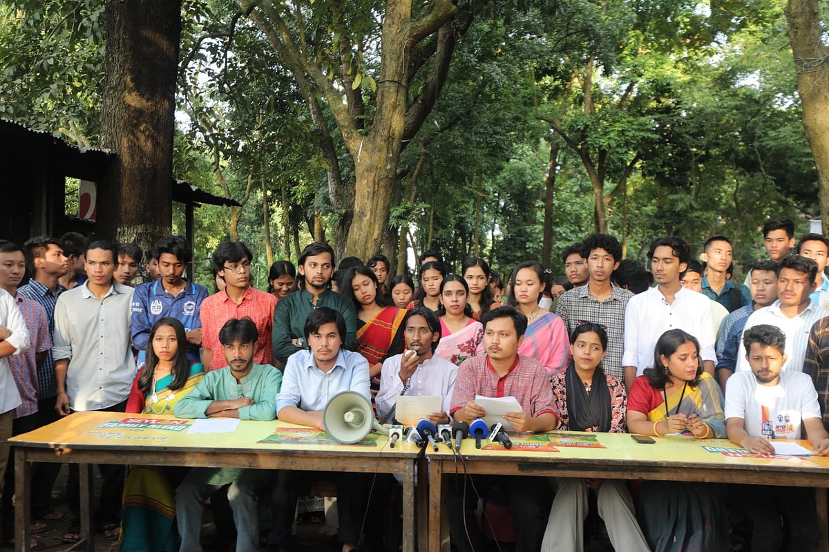 চাকসু নির্বাচনে বামধারার ছাত্র সংগঠন গণতান্ত্রিক ছাত্রজোট সমর্থিত ‘বৈচিত্র্যের ঐক্য’ নামের প্যানেল ঘোষণা হয়েছে। আজ বিকেল পাঁচটায় কলা ও মানববিদ্যা অনুষদের ঝুপড়িতে