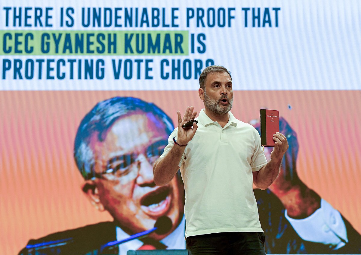 কংগ্রেসের প্রধান কার্যালয়ে সংবাদ সম্মেলনে বক্তৃতা করছেন রাহুল গান্ধী। ১৮ সেপ্টেম্বর ২০২৫, নয়াদিল্লি