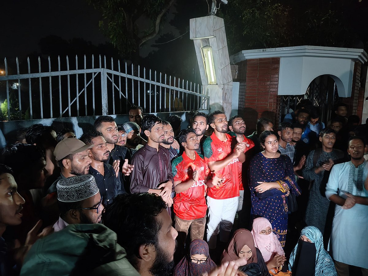 রাজশাহী বিশ্ববিদ্যালয়ে পোষ্য কোটা পুনর্বহালের প্রতিবাদে বৃষ্টিতে ভিজে শিক্ষার্থীদের বিক্ষোভ। বৃহস্পতিবার রাতে বিশ্ববিদ্যালয়ের উপাচার্যের বাসভবনের সামনে