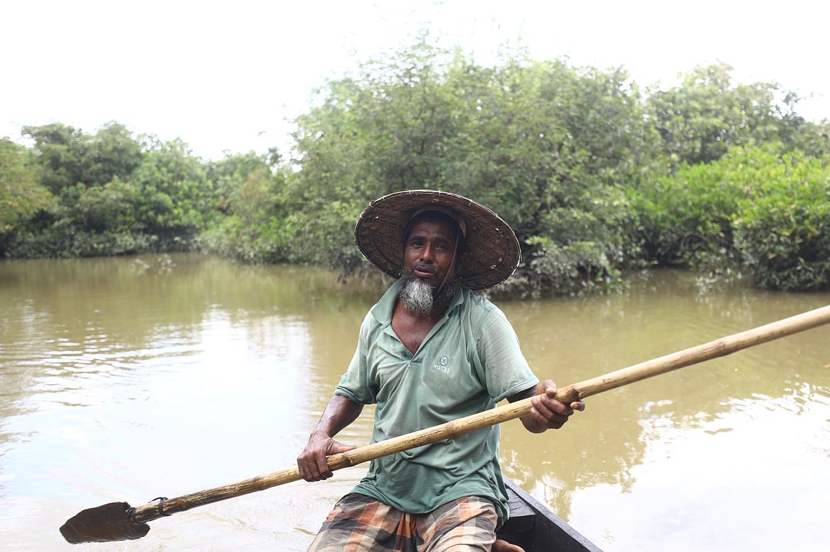 পর্যটকদের নৌকায় রাতারগুল জলাবন ঘুরিয়ে দেখাচ্ছেন মাঝি সিফত উল্লাহ