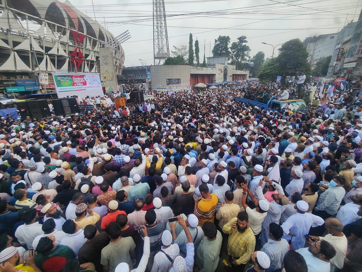 জামায়াতে ইসলামীর সমাবেশ উপলক্ষে বায়তুল মোকাররম মসজিদের দক্ষিণ ফটকে সমবেত হয়েছেন দলটির নেতা–কর্মীরা। আজ বৃহস্পতিবার বিকেলে