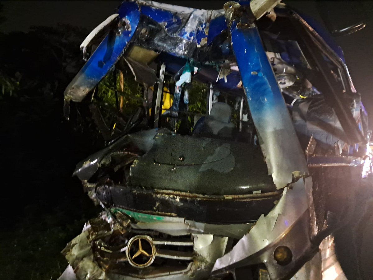 সংঘর্ষের পর দুমড়ে–মুচড়ে যাওয়া একটি বাসের সামনের অংশ। আজ রাতে