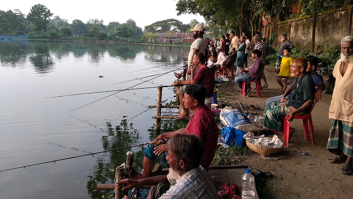 দিখেতে মাছ শিকার করছেন শৌখিন মাছ শিকারিরা। শুক্রবার বিকেলে সরাইল উপজেলার কালীকচ্ছ ইউনিয়নের বিরেশ এলাকায়