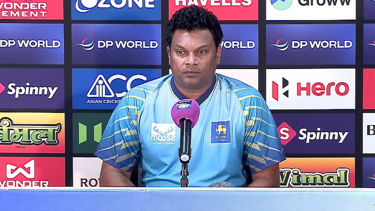 সংবাদ সম্মেলনে শ্রীলঙ্কার ব্যাটিং কোচ থিলিনা কানদাম্বি