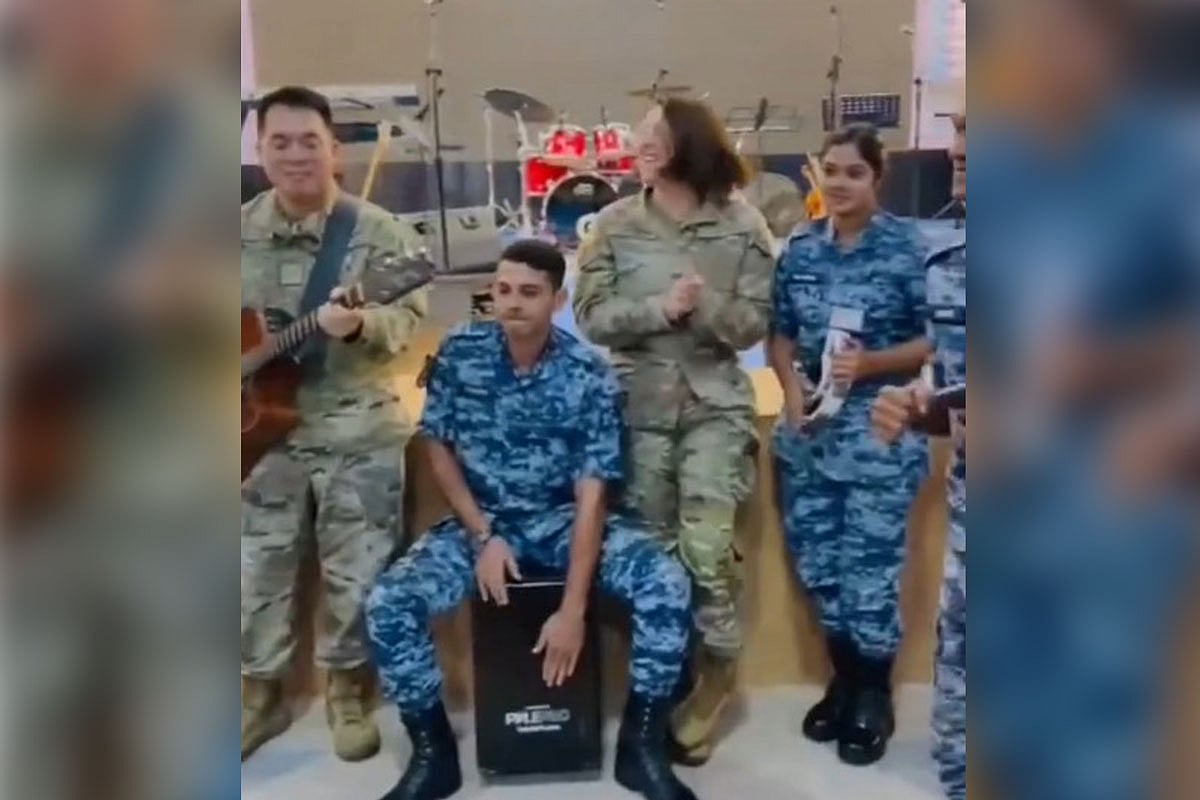 গান করছেন বাংলাদেশ এবং মার্কিন বিমানবাহিনীর সদস্যরা