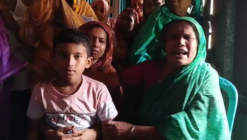 দুবাইয়ে নিহত সবুজের লাশের অপেক্ষায় মায়ের আহাজারি। সম্প্রতি চাঁদপুরের মতলব উত্তর উপজেলার ছোট দুর্গাপুর গ্রামে