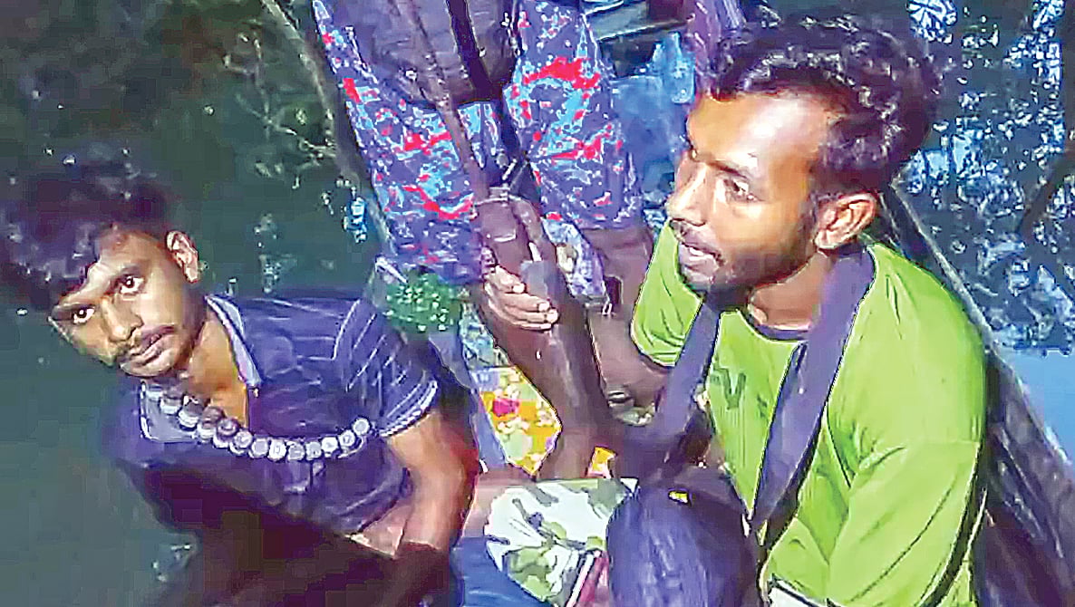 সম্প্রতি সুন্দরবনের গেড়ার খাল এলাকায় অস্ত্র হাতে দুই দস্যু