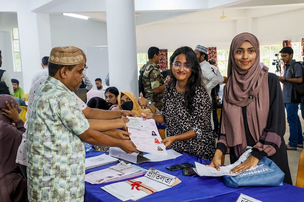 চাকসু নির্বাচনে প্রার্থী হতে মনোনয়নপত্র জমা দিচ্ছেন দুই শিক্ষার্থী