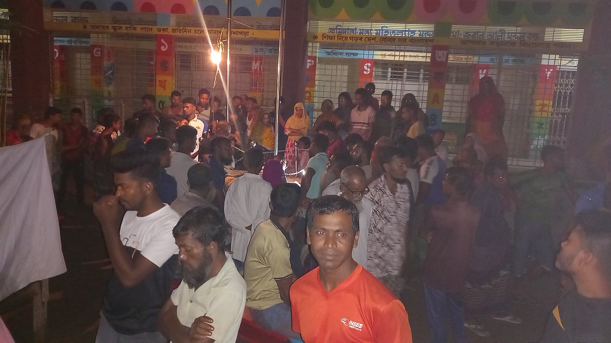 সাজেদুল ইসলামের মরদেহ দেখতে তাঁর বাড়িতে গ্রামবাসীর ভিড়। গতকাল বৃহস্পতিবার রাতে