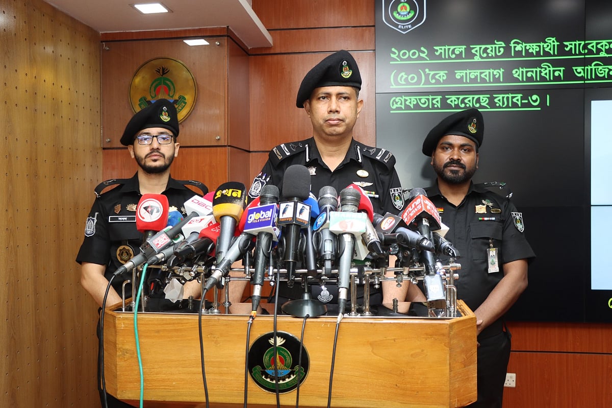 রাজধানীর কারওয়ান বাজারে মিডিয়া সেন্টারে সংবাদ সম্মেলন করে র‍্যাব। সেখানে র‍্যাব জানায়,  সাবেকুন নাহার সনি হত্যা মামলায় সাজাভোগ করা আসামি মুশফিক উদ্দিন টগর অবৈধ আগ্নেয়াস্ত্র বেচাকেনায় জড়িত। আজ শুক্রবার দুপুরে