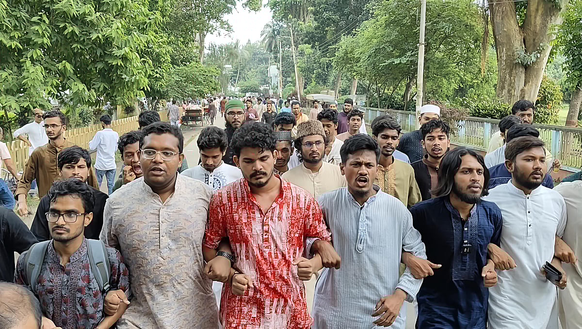 রাজশাহী বিশ্ববিদ্যালয়ে পোষ্য কোটা পুনর্বহালের সিদ্ধান্তের প্রতিবাদে বিক্ষোভ ও সমাবেশ করেছেন শিক্ষার্থীরা। শুক্রবার দুপুরে কেন্দ্রীয় মসজিদ সড়কে