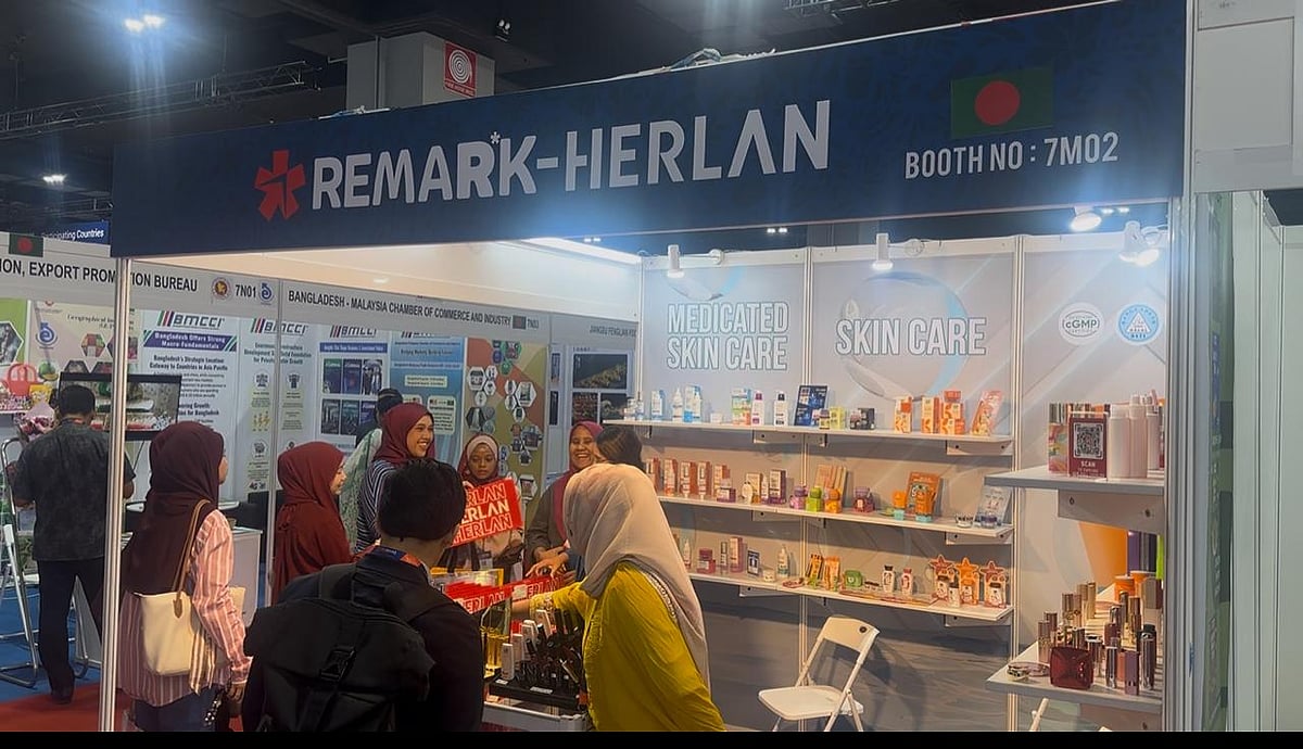 মালয়েশিয়ার রাজধানী কুয়ালালামপুরে অনুষ্ঠানরত ‘মালয়েশিয়া ইন্টারন্যাশনাল হালাল শোকেস’ (মিহাস) শীর্ষক হালাল পণ্য মেলায় আজ শুক্রবার বাংলাদেশের রিমার্ক এইচবি লিমিটেডের স্টলে খোঁজখবর করেন দর্শনার্থীরা