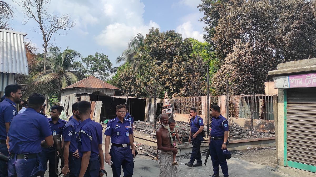 কুমিল্লার হোমনা উপজেলার আসাদপুর গ্রামে চারটি মাজারে হামলার পর থেকেই ঘটনাস্থলে অতিরিক্ত পুলিশ সদস্য মোতায়েন করা হয়েছে। আজ শুক্রবার দুপুরে তোলা